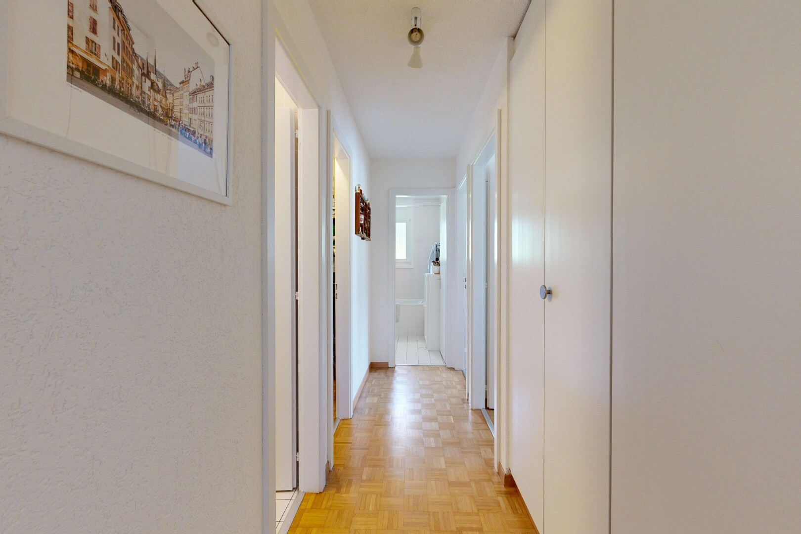 halle / korridor mit parquet floor, holzfußboden, wood finish floor, inside property, und light floor