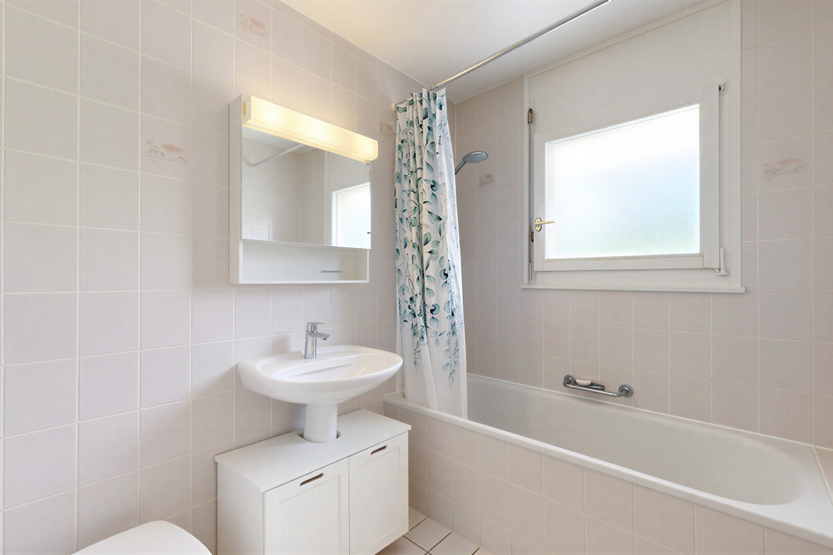 bad mit spiegel, komplettes badezimmer, tile wall, fliesenwand, und kombiniertes bad / dusche