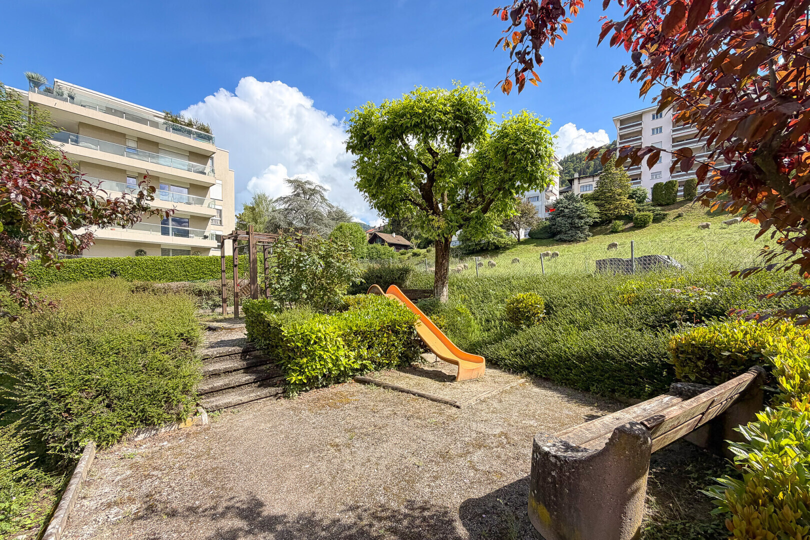 jardin avec day time, aire de jeux, et from community