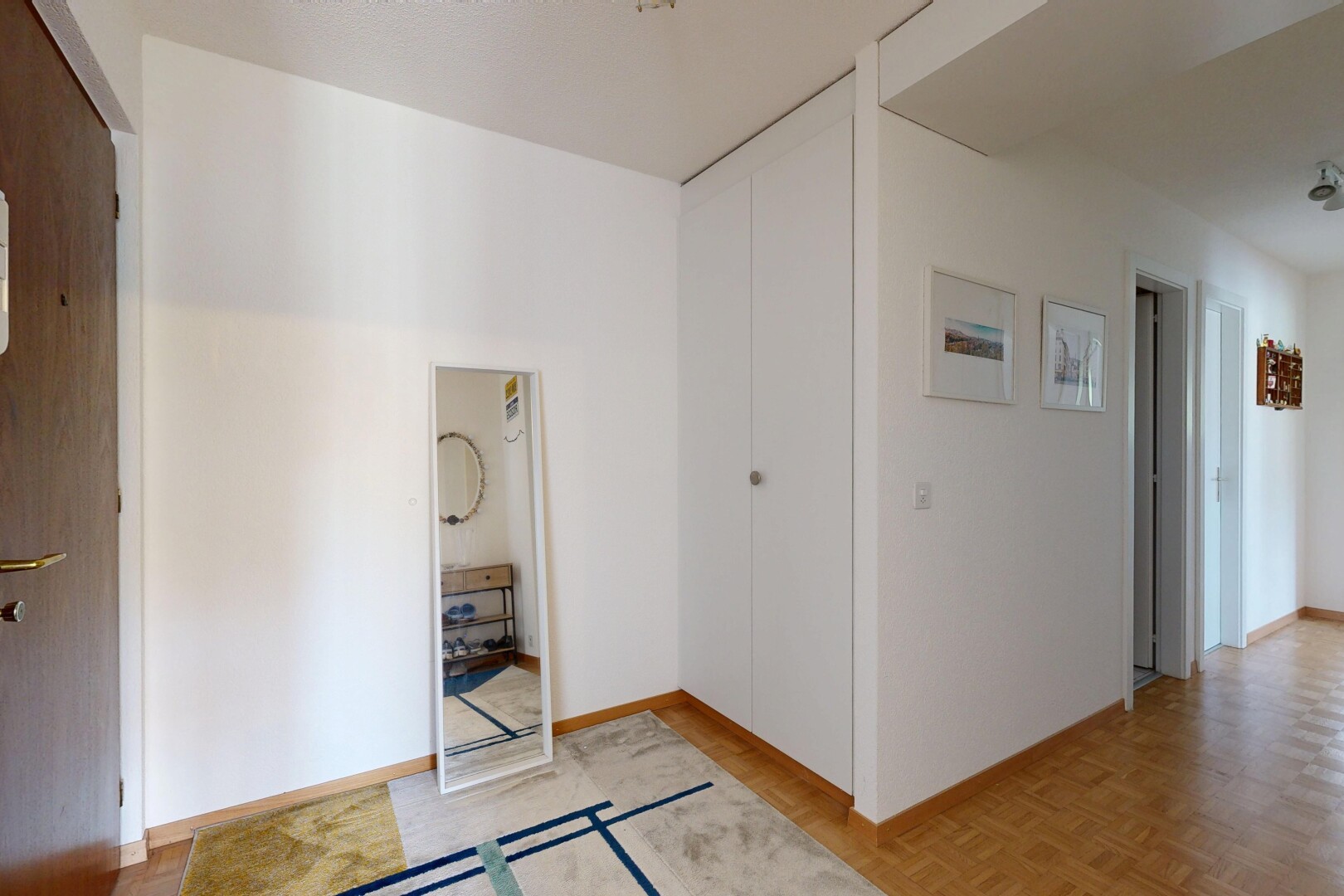 leerer raum mit inside property, drywall, gipskartonwand, wood finish floor, und holzfußboden