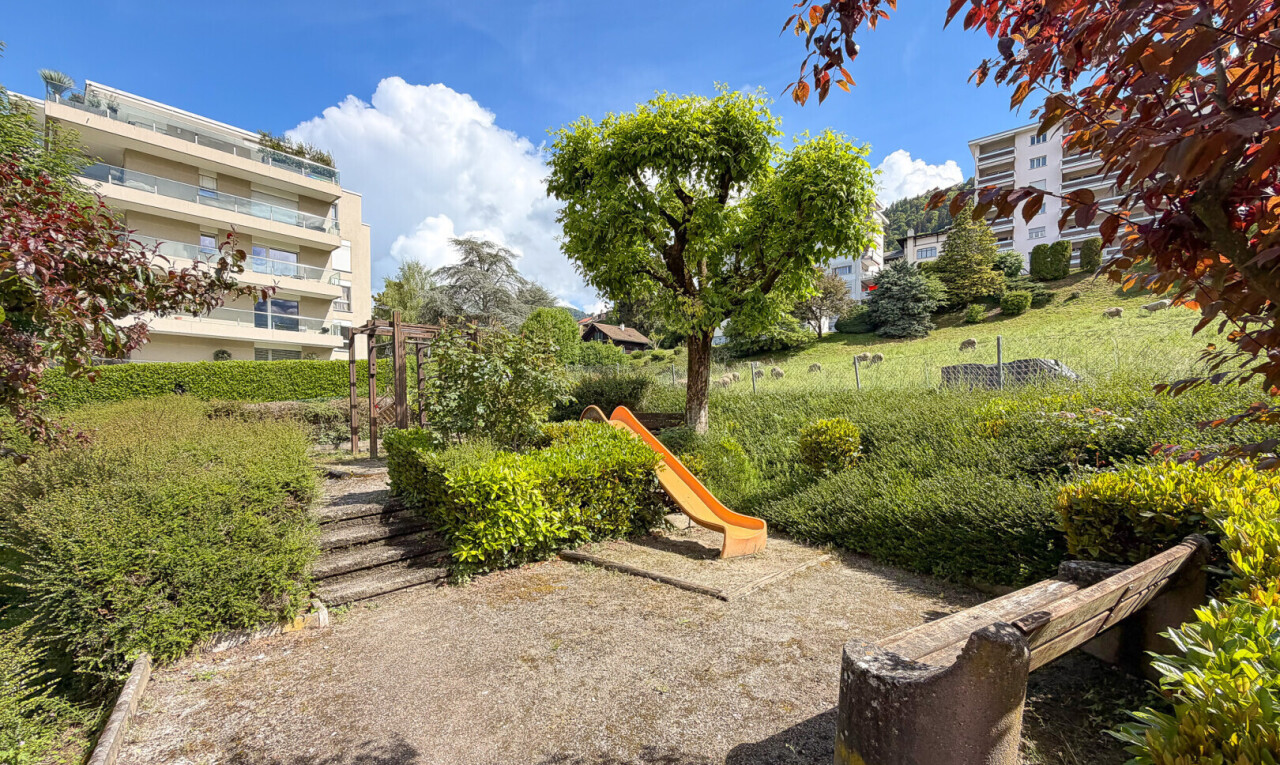 jardin avec day time, aire de jeux, et from community