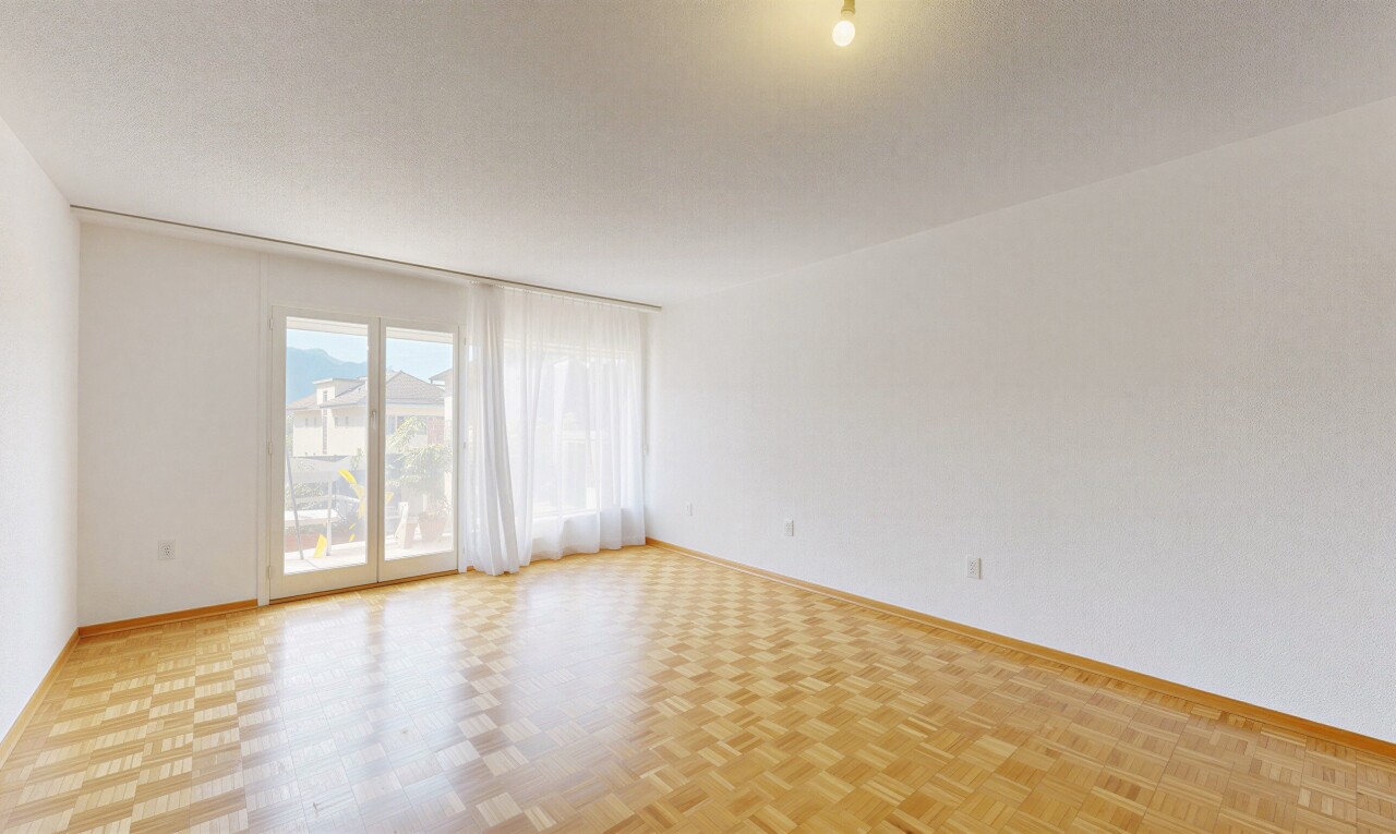 leerer raum mit parquet floor, holzfußboden, wood finish floor, natürliches licht, und natural light