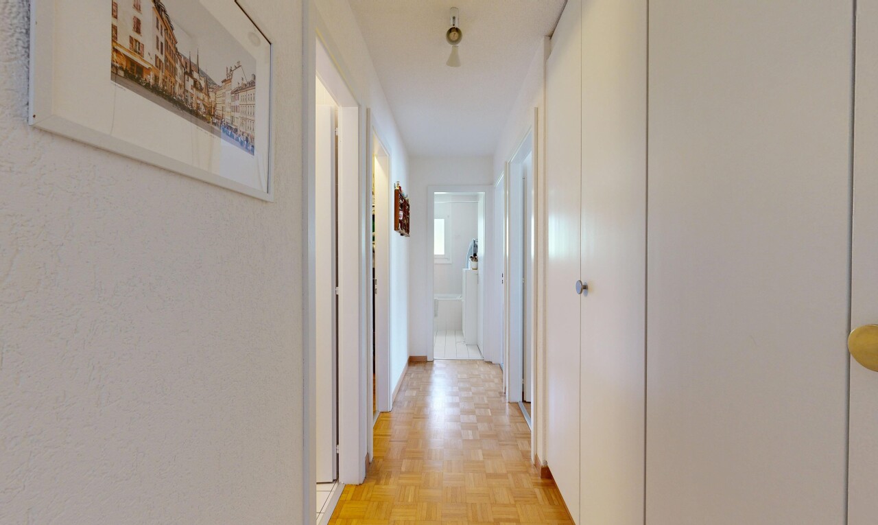 halle / korridor mit parquet floor, holzfußboden, wood finish floor, inside property, und light floor