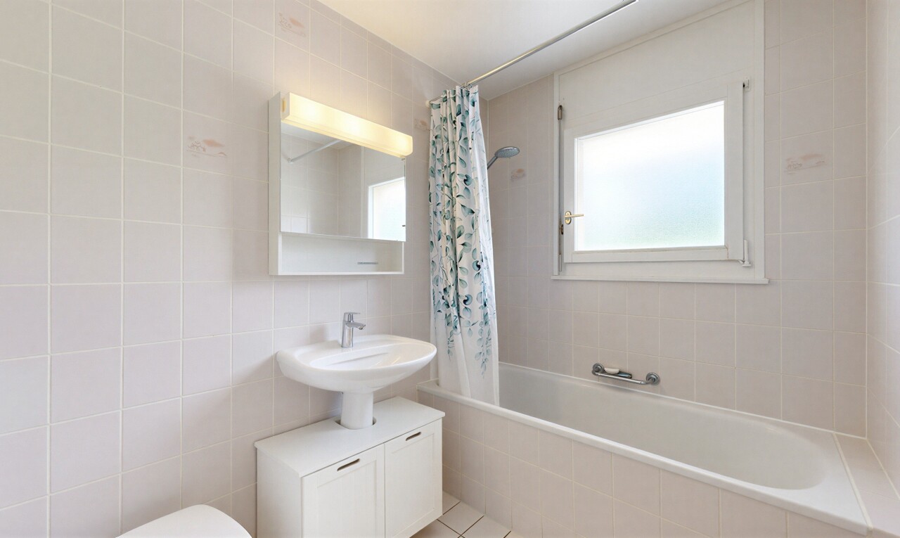 bad mit spiegel, komplettes badezimmer, tile wall, fliesenwand, und kombiniertes bad / dusche
