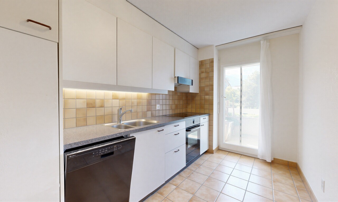 küche mit light floor, geschirrspülmaschine, white cabinets, weiße schränke, und küchenrückwand beim Herd