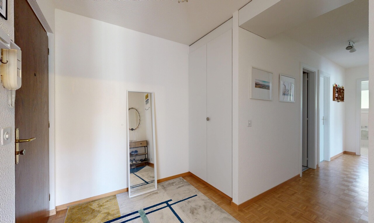 leerer raum mit inside property, drywall, gipskartonwand, wood finish floor, und holzfußboden