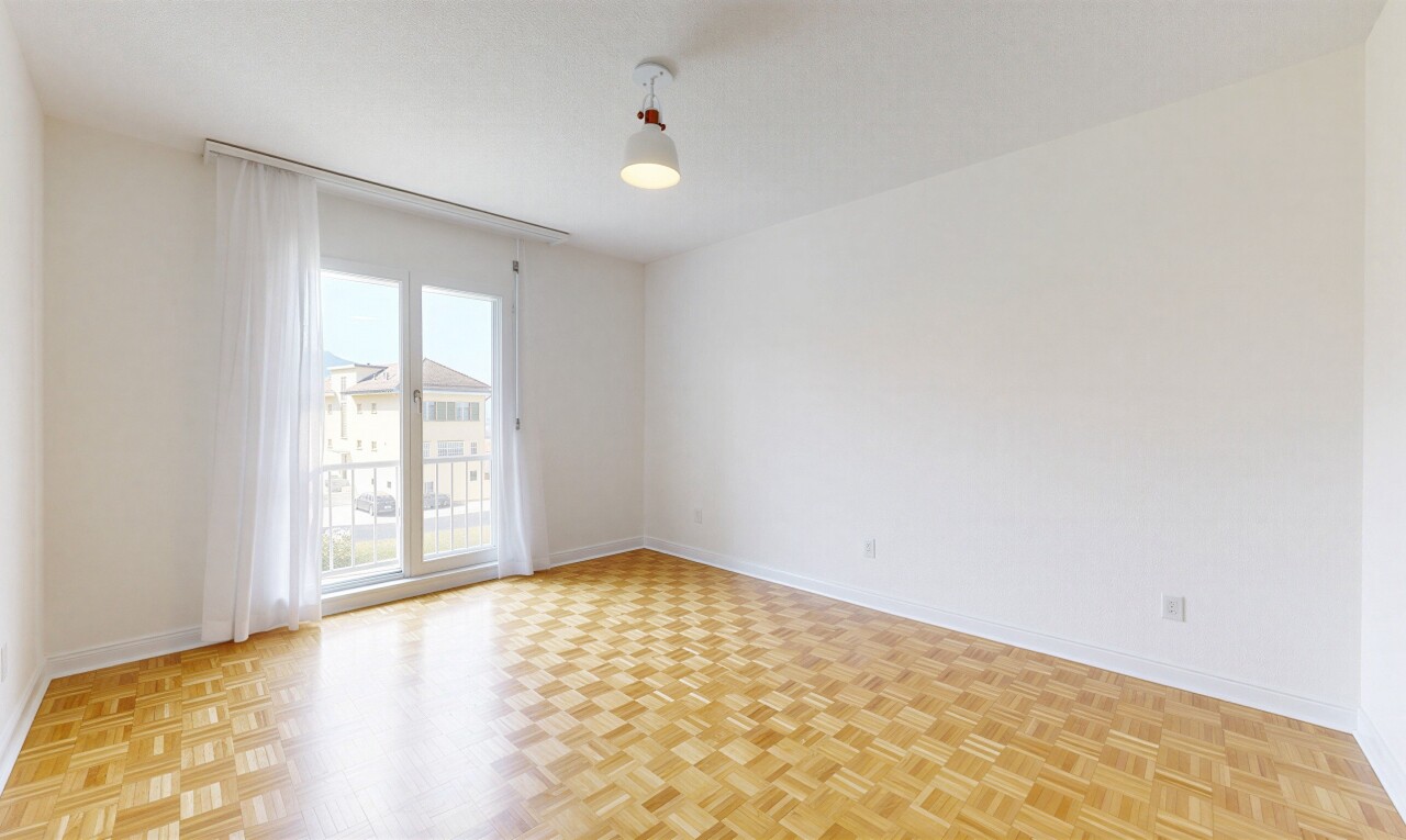 leerer raum mit wood finish floor, holzfußboden, parquet floor, drywall, und gipskartonwand