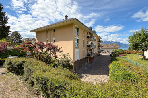view of property featuring stucco siding and a mountain view