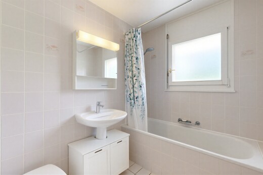bad mit spiegel, komplettes badezimmer, tile wall, fliesenwand, und kombiniertes bad / dusche