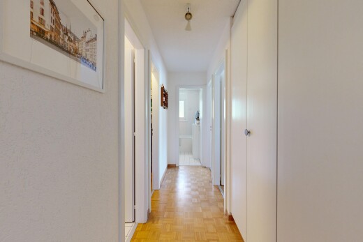 halle / korridor mit parquet floor, holzfußboden, wood finish floor, inside property, und light floor
