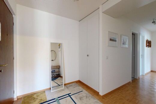 leerer raum mit inside property, drywall, gipskartonwand, wood finish floor, und holzfußboden