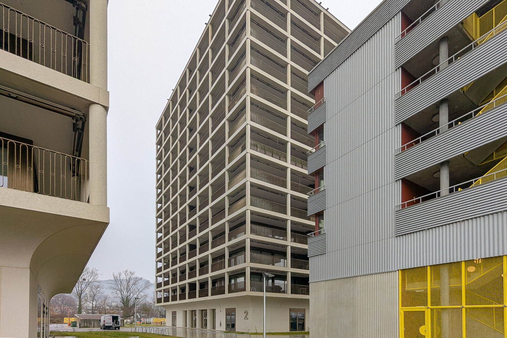 view of apartment building / complex