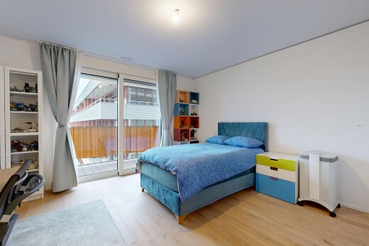 chambre avec natural light, lumière naturelle, inside property, accès à l'extérieur, et wood finish floor