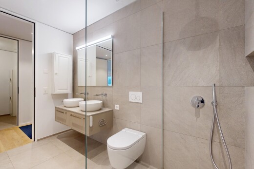 salle de bains avec salle de bain complète, double vasque, tile wall, mur en carrelage, et miroir