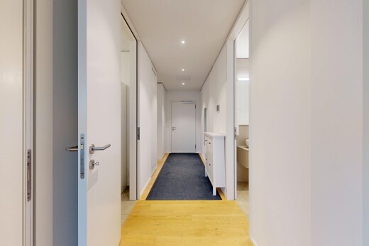 couloir avec inside property, wood finish floor, sol en finition bois, drywall, et cloison sèche