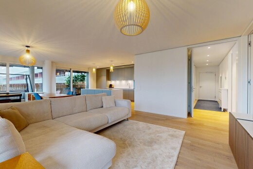 salon avec wood finish floor, sol en finition bois, inside property, natural light, et lumière naturelle