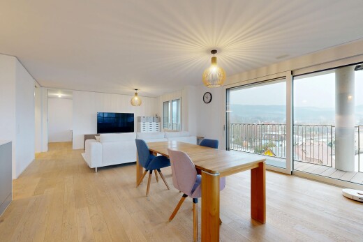 salon / salle à manger avec inside property, wood finish floor, sol en finition bois, télévision, et drywall