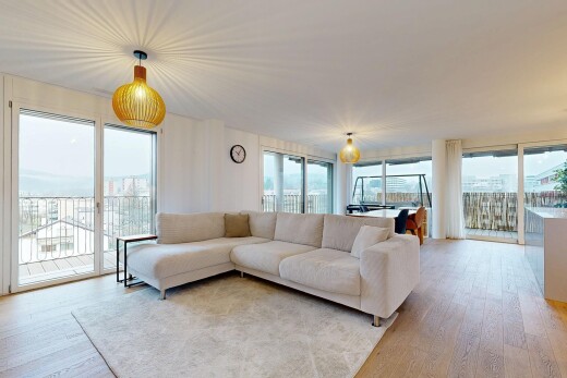 salon avec inside property, wood finish floor, sol en finition bois, natural light, et lumière naturelle