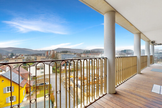 balcon avec balcon, mountain view, vue sur la montagne, day time, et city view