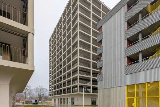 extérieur du bâtiment avec overcast, vue sur le complexe d'appartements, apartment complex view, et from community