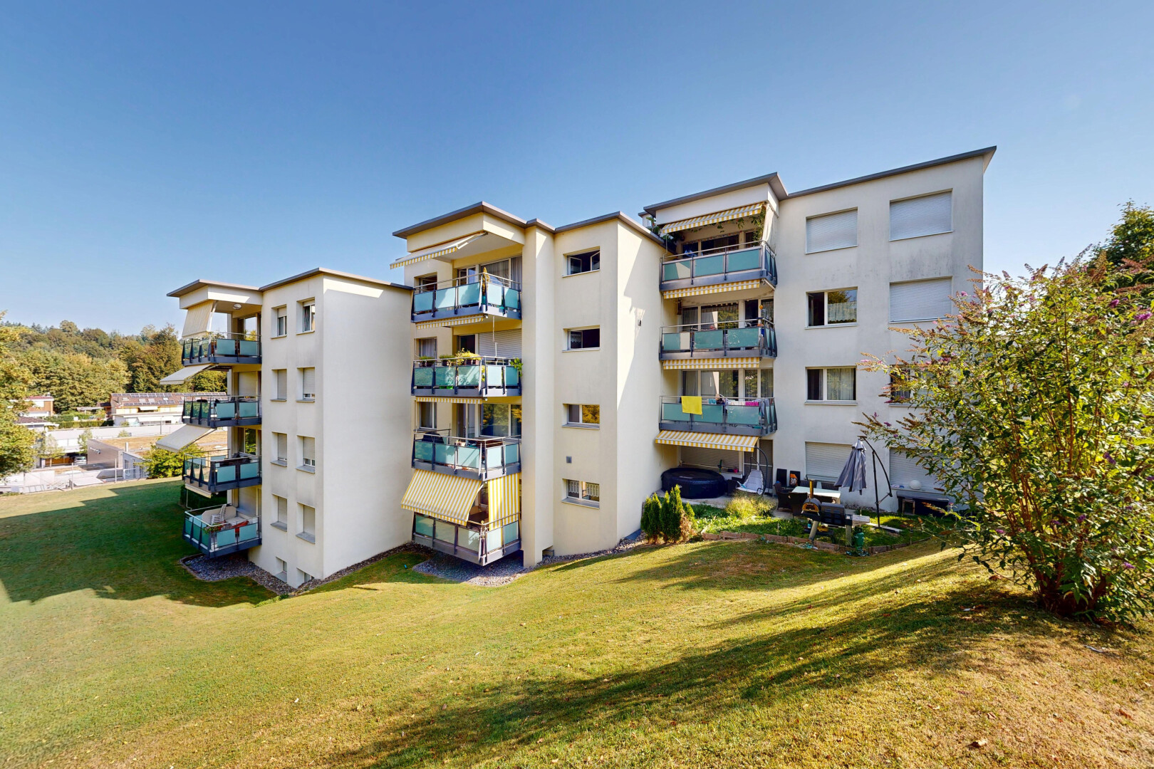 außenansicht mit blick auf wohnanlage, apartment complex view, und day time