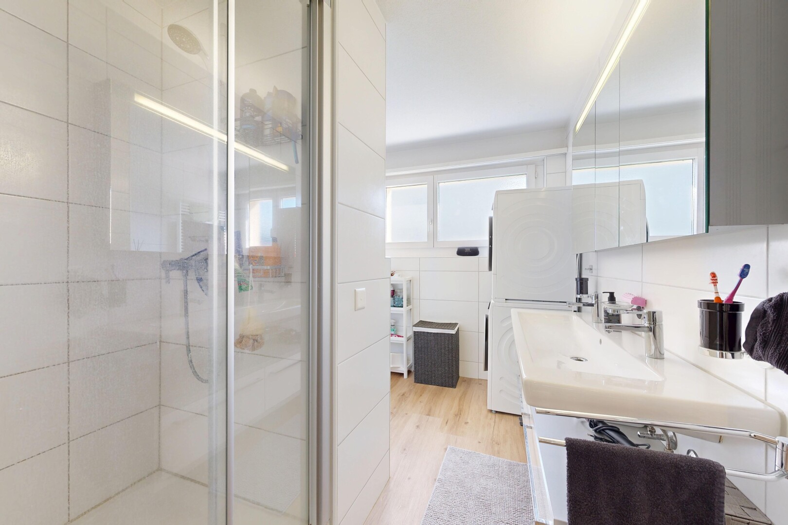 bad mit spiegel, dusche, komplettes badezimmer, holzfußboden, und wood finish floor