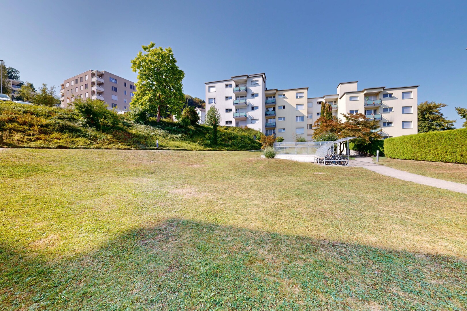garten mit rasen, apartment complex view, und day time