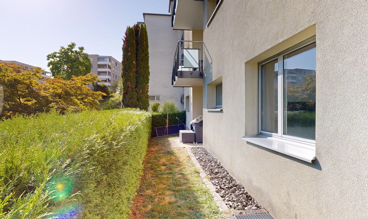 garten mit day time und balkon