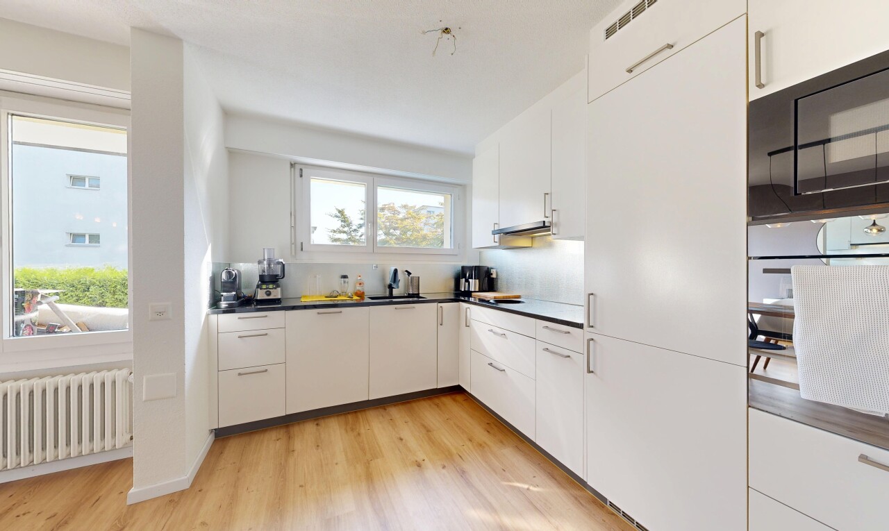 küche mit white cabinets, weiße schränke, holzfußboden, wood finish floor, und kühler