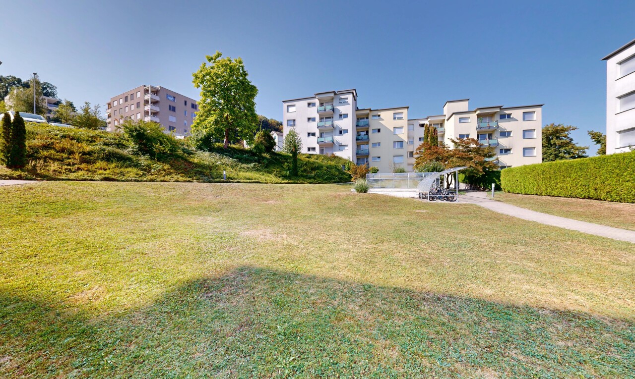 garten mit rasen, apartment complex view, und day time