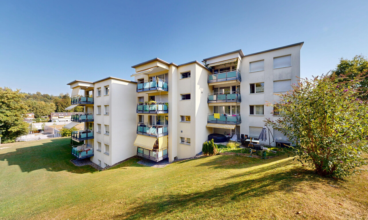 außenansicht mit blick auf wohnanlage, apartment complex view, und day time