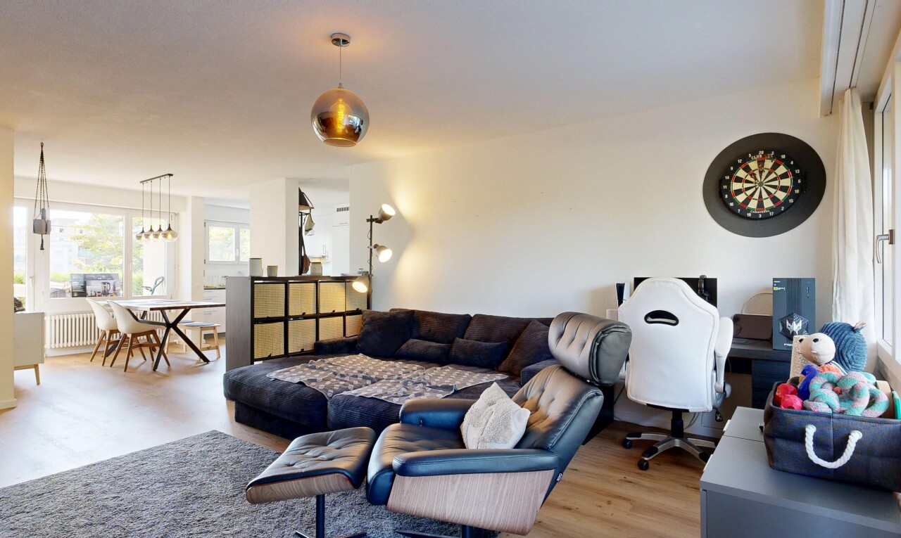 wohn- / esszimmer mit pendelleuchte, holzfußboden, wood finish floor, gipskartonwand, und drywall