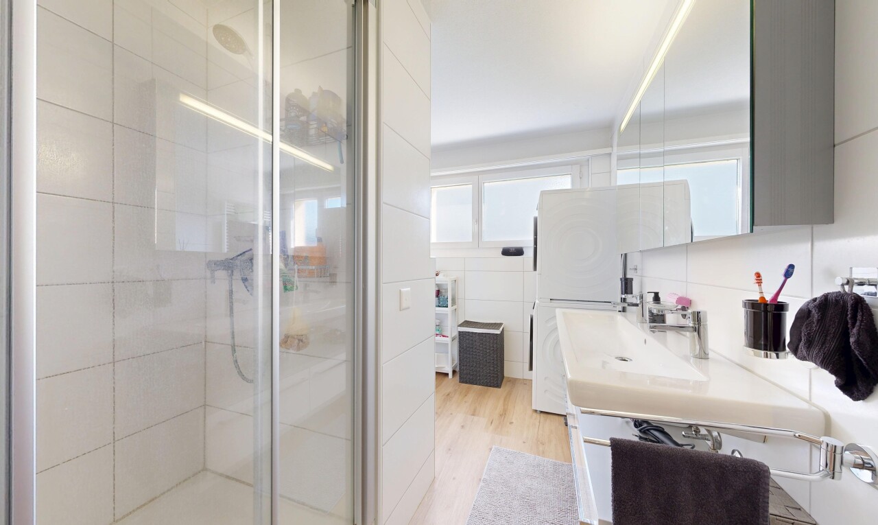 bad mit spiegel, dusche, komplettes badezimmer, holzfußboden, und wood finish floor