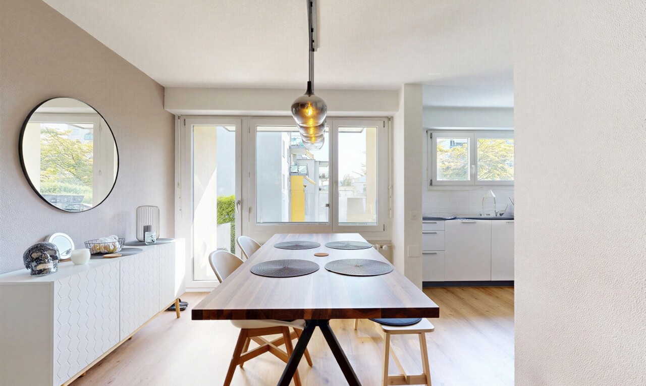 esszimmer mit holzfußboden, wood finish floor, light floor, inside property, und pendelleuchte