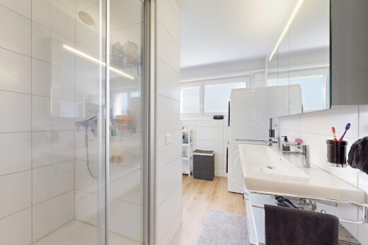 bad mit spiegel, dusche, komplettes badezimmer, holzfußboden, und wood finish floor