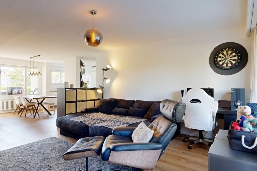 wohn- / esszimmer mit pendelleuchte, holzfußboden, wood finish floor, gipskartonwand, und drywall