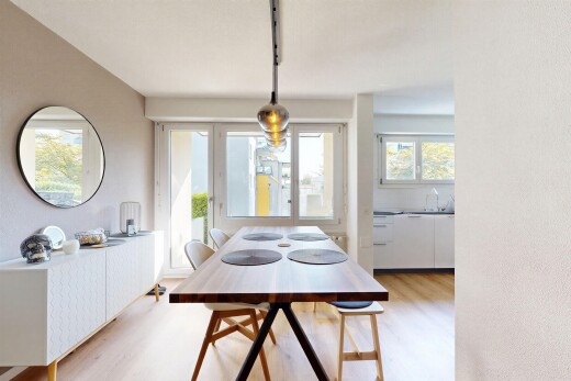 esszimmer mit holzfußboden, wood finish floor, light floor, inside property, und pendelleuchte
