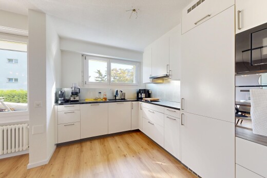 küche mit white cabinets, weiße schränke, holzfußboden, wood finish floor, und kühler