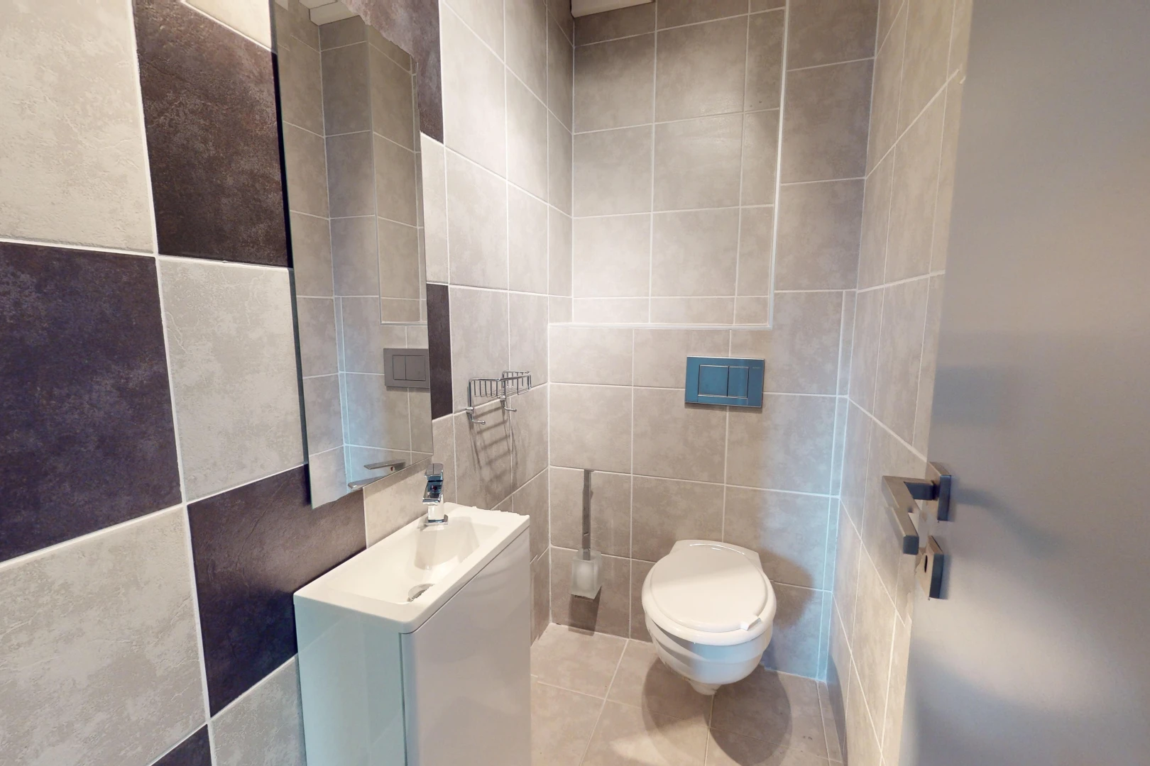bad mit toilette, fliesenboden, spiegel, fliesenwand, und schminktisch