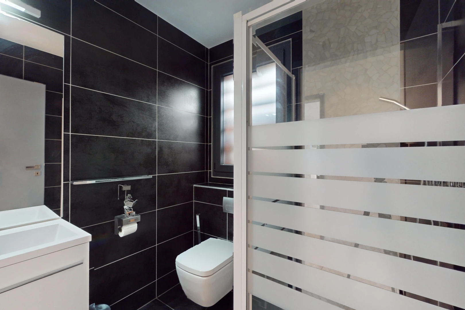 bad mit spiegel, toilette, fliesenwand, und schminktisch