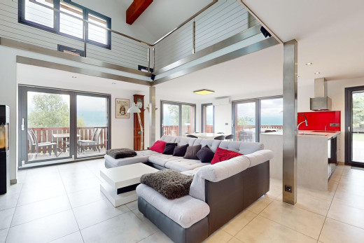 wohnzimmer mit hohe decke, fliesenboden, und natürliches licht