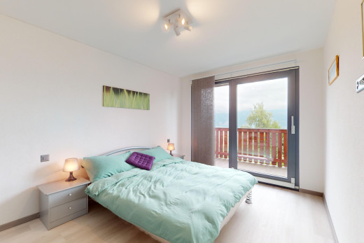 zimmer / schlafzimmer mit außenzugang, parkettboden, und natürliches licht