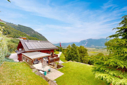 außenansicht mit blick auf die berge und rasen
