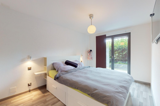 zimmer / schlafzimmer mit parkettboden und natürliches licht