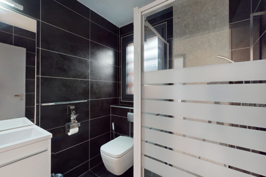 bad mit spiegel, toilette, fliesenwand, und schminktisch