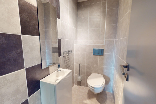 bad mit toilette, fliesenboden, spiegel, fliesenwand, und schminktisch