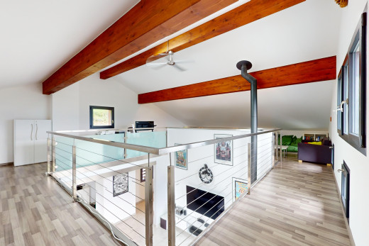 innenraum mit balkendecke, parkettboden, dachschräge, und natürliches licht