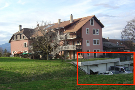 außenansicht mit balkon und rasen