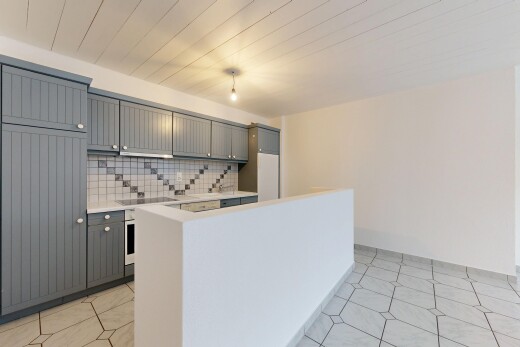 cuisine avec armoires grises, gray cabinets, cuisine en ligne, one wall kitchen, et inside property