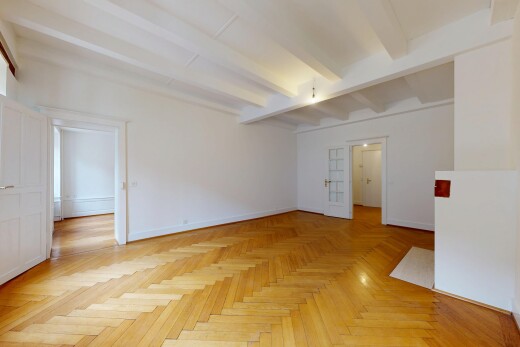 pièce vide avec parquet floor, sol en finition bois, wood finish floor, plafond à poutres, et beamed ceiling